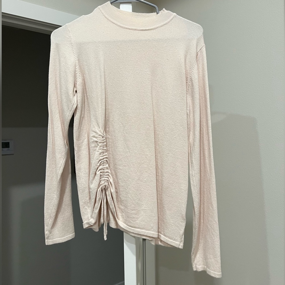 Cream fitted long sleeve.